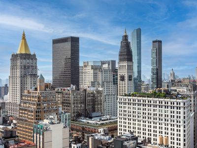 Manhattan neighborhood showing New York Life building and Met Life building, among others