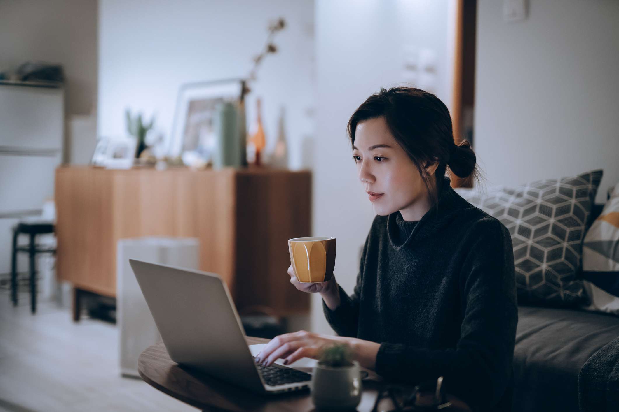 A woman choose ultra-short bond investments for her portfolio using her computer.