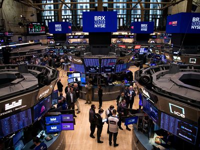 Traders working on floor on NYSE.