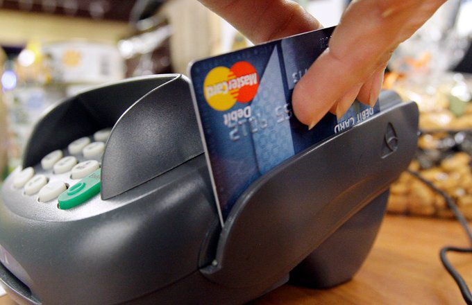 Swiping a Mastercard credit card at a credit payment terminal